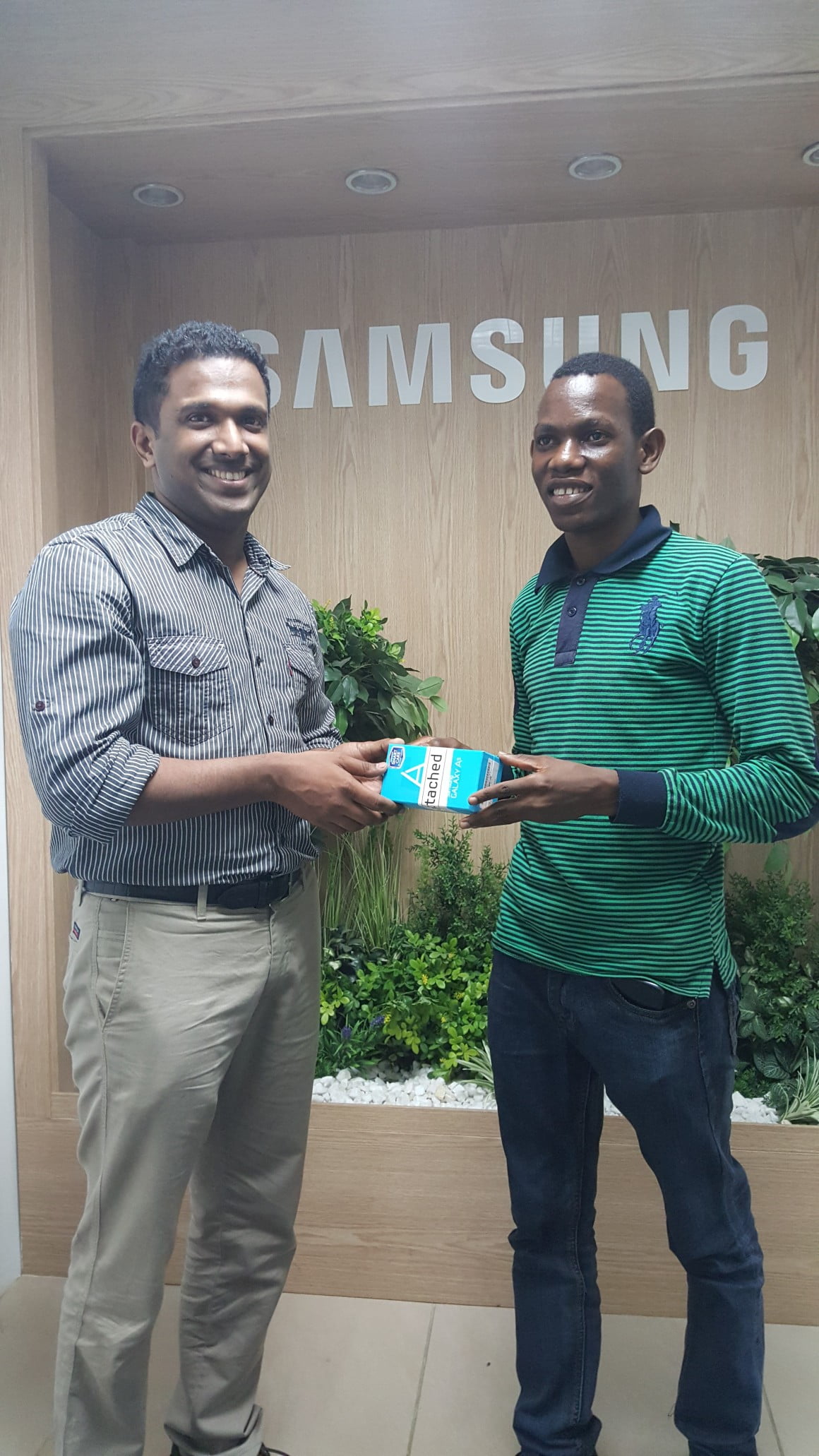 Jelili Bamidele (3rd Place Winner) receives his prize from Anish Mathew, Product Manager, Samsung Electronics West Africa (Mobile)